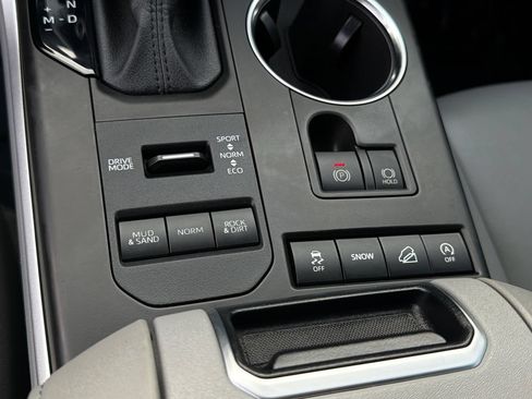 Used 2022 Toyota Highlander XLE AWD/4WD image 29