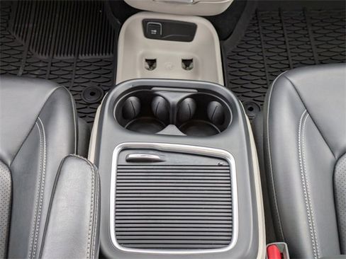 Used 2024 Chrysler Pacifica Select image 23