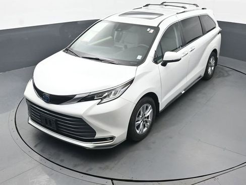 Certified 2023 Toyota Sienna Limited image 43