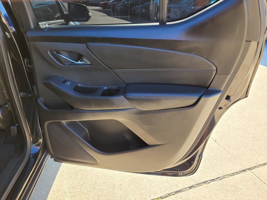 Used 2021 Chevrolet Traverse LT FWD image 11