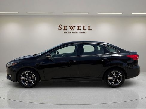 Used 2018 Ford Focus SE w/ SE Appearance Package image 2