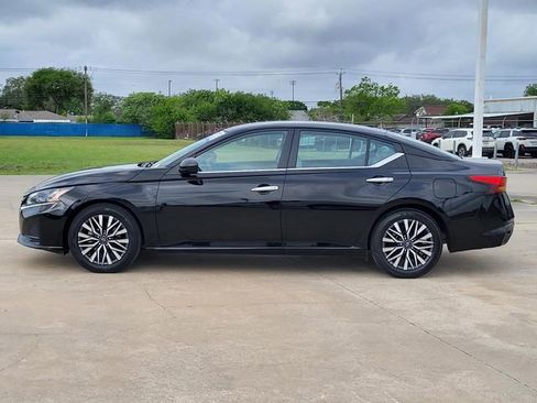 Used 2025 Nissan Altima 2.5 SV FWD image 2