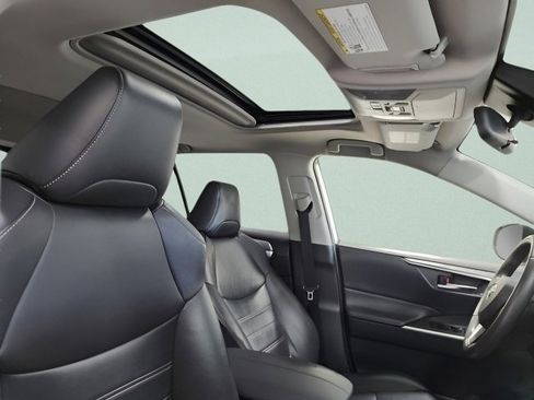 Used 2019 Toyota RAV4 XLE Premium image 6