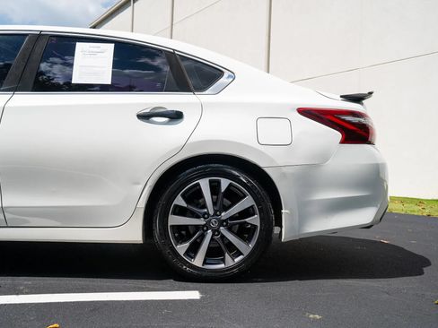 Used 2016 Nissan Altima 2.5 SR w/ LED Appearance Package FWD image 5