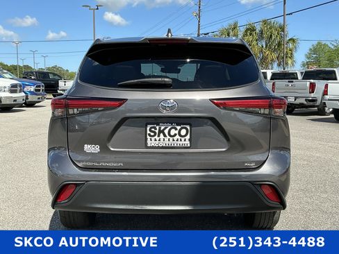 Used 2021 Toyota Highlander XLE image 4