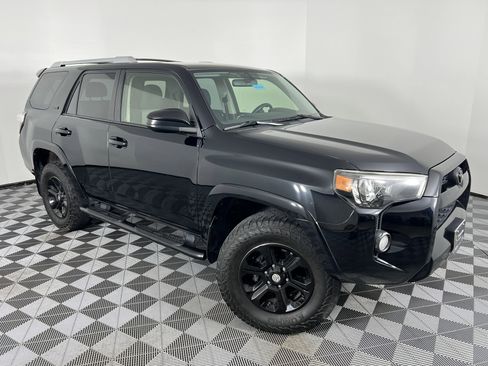 Used 2017 Toyota 4Runner SR5 AWD/4WD image 2