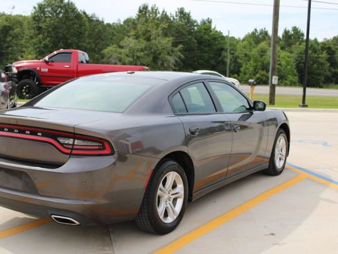 Used 2022 Dodge Charger SXT RWD image 3