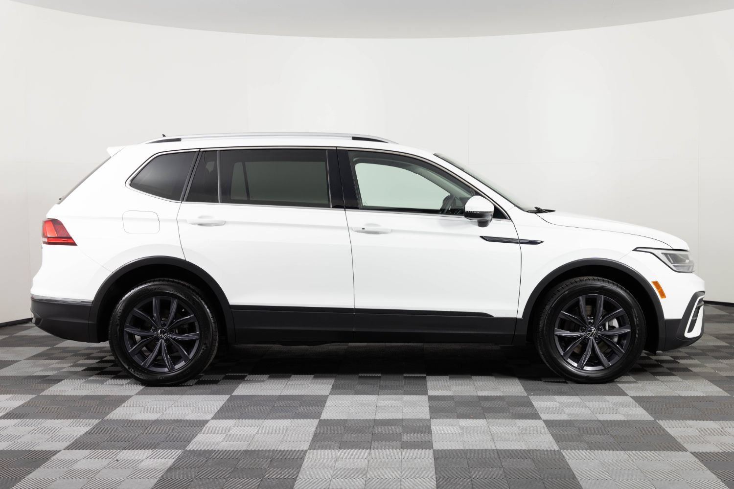 Used 2024 Volkswagen Tiguan SE AWD/4WD image 9