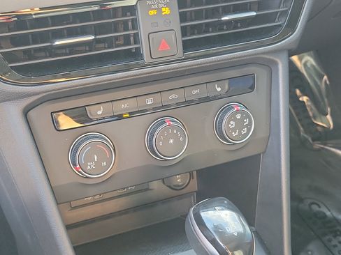 Used 2022 Volkswagen Taos SE w/ Panoramic Sunroof Package image 27