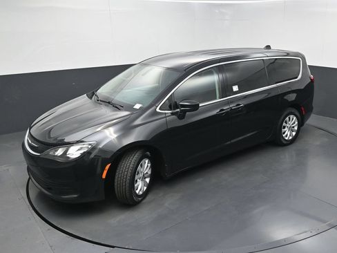 Used 2017 Chrysler Pacifica Touring w/ Tire & Wheel Group FWD image 30