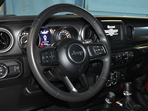 Used 2023 Jeep Gladiator Sport image 2