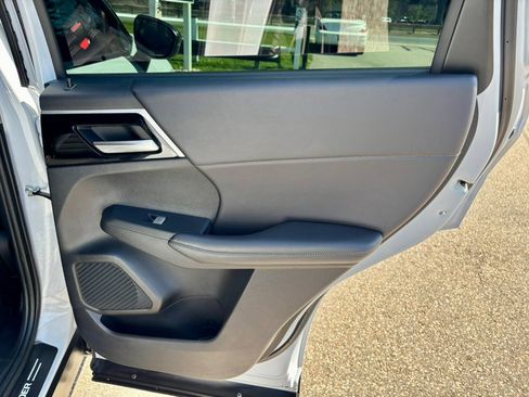 Used 2023 Mitsubishi Outlander SE AWD/4WD image 22
