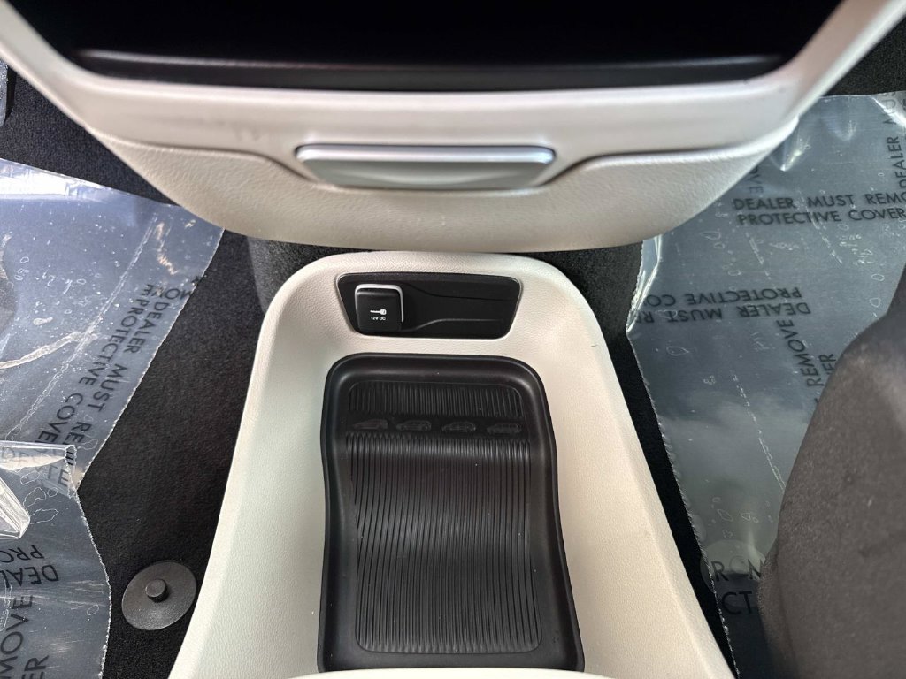 Used 2024 Chrysler Pacifica Limited FWD image 35