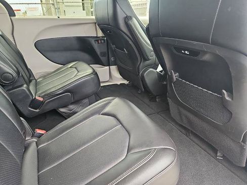 Used 2024 Chrysler Pacifica Touring-L FWD image 11