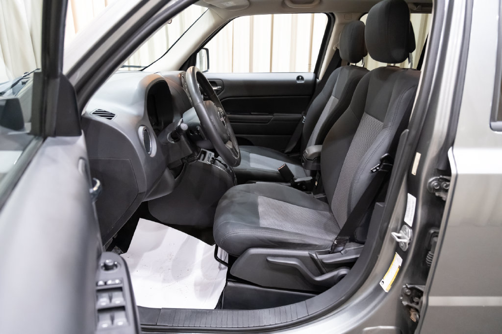Used 2013 Jeep Patriot Latitude w/ Sun/Sound Group FWD image 9