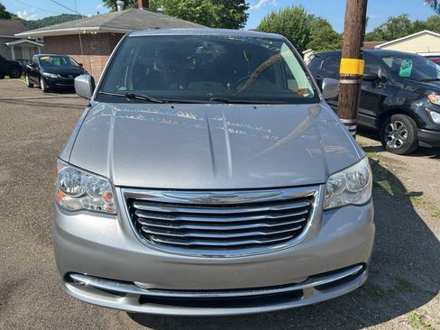 Used 2015 Chrysler Town & Country Touring FWD image 2