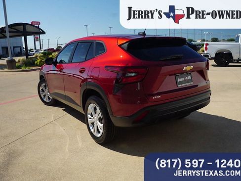 Used 2024 Chevrolet Trax LS FWD image 2