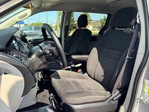 Used 2018 Dodge Grand Caravan SE w/ UConnect Hands-Free Group FWD image 13