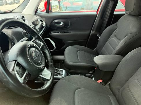 Used 2018 Jeep Renegade Latitude FWD image 3
