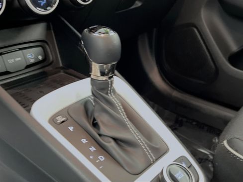 Used 2024 Hyundai Venue Limited image 24