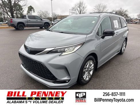 Used 2023 Toyota Sienna XSE image 1