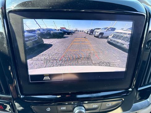 Used 2022 Chevrolet Traverse LT image 17