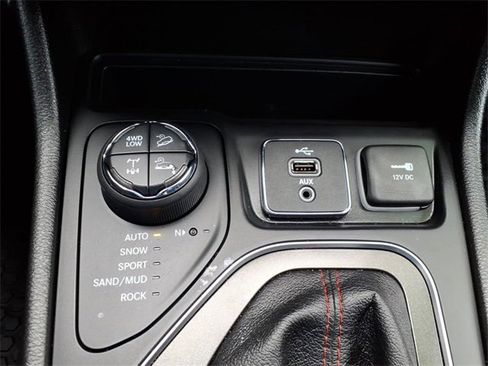 Used 2019 Jeep Cherokee Trailhawk w/ Cold Weather Group image 22