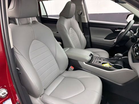 Used 2020 Toyota Highlander XLE AWD/4WD image 32