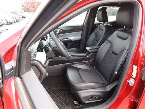 Used 2025 Jeep Compass Latitude w/ Sun & Sound Group AWD/4WD image 9