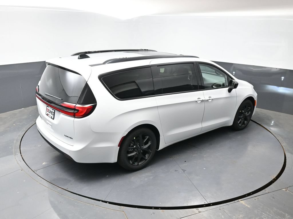 New 2027 Chrysler Pacifica Limited w/ Family Tech Group FWD image 33