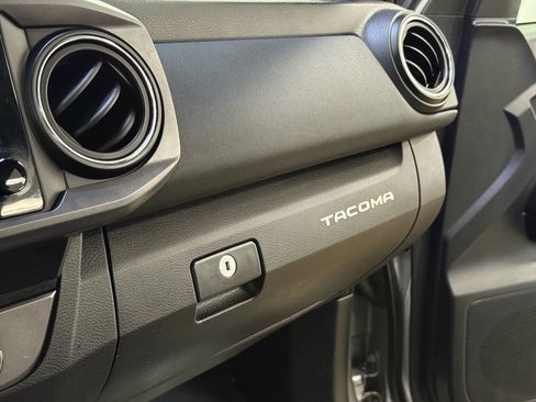 Used 2018 Toyota Tacoma TRD Sport image 18