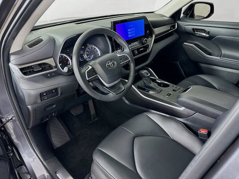 Certified 2024 Toyota Highlander XLE image 9