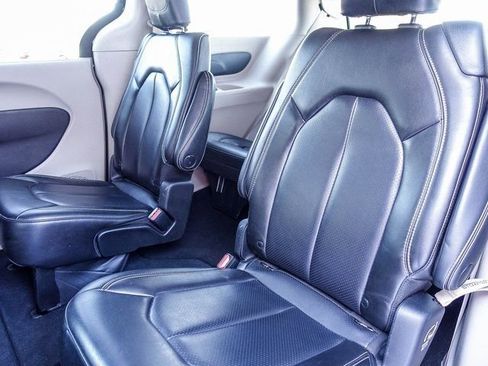 Used 2023 Chrysler Pacifica Touring-L image 21