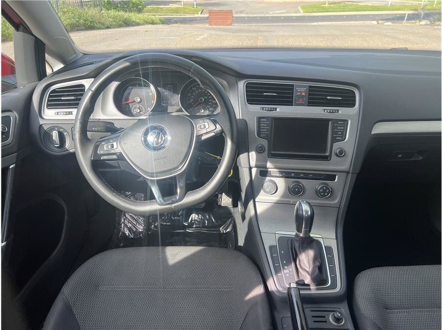 Used 2016 Volkswagen Golf 4-Door FWD image 10