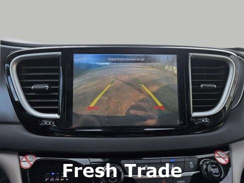 Used 2024 Chrysler Pacifica Touring-L image 15