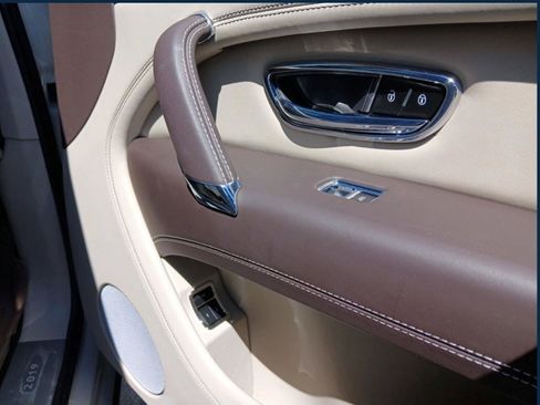 Used 2020 Bentley Bentayga AWD/4WD image 14
