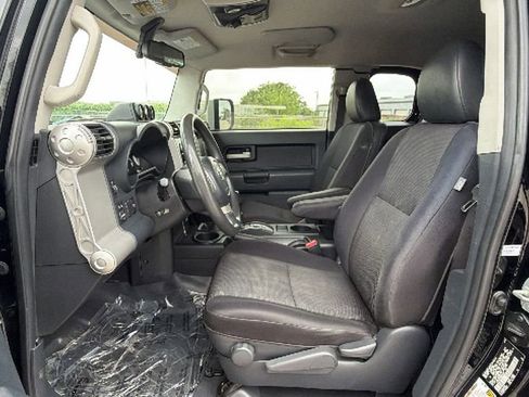 Used 2014 Toyota FJ Cruiser 4WD w/ Convenience Package image 16