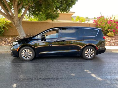 Used 2024 Chrysler Pacifica Limited FWD image 71