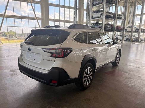 Used 2024 Subaru Outback Premium AWD/4WD image 3