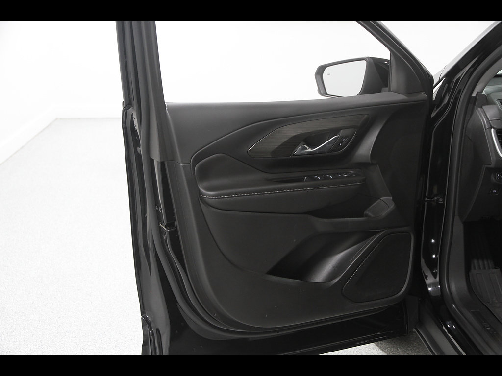 Used 2023 GMC Terrain SLE w/ Driver Convenience Package FWD image 4