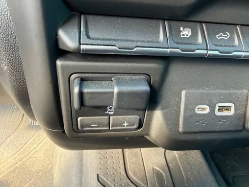 Used 2022 Chevrolet Silverado 2500 Custom w/ Custom Value Package AWD/4WD image 8