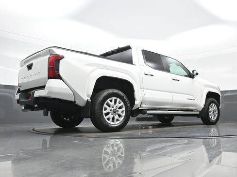 Used 2025 Toyota Tacoma SR5 AWD/4WD image 32