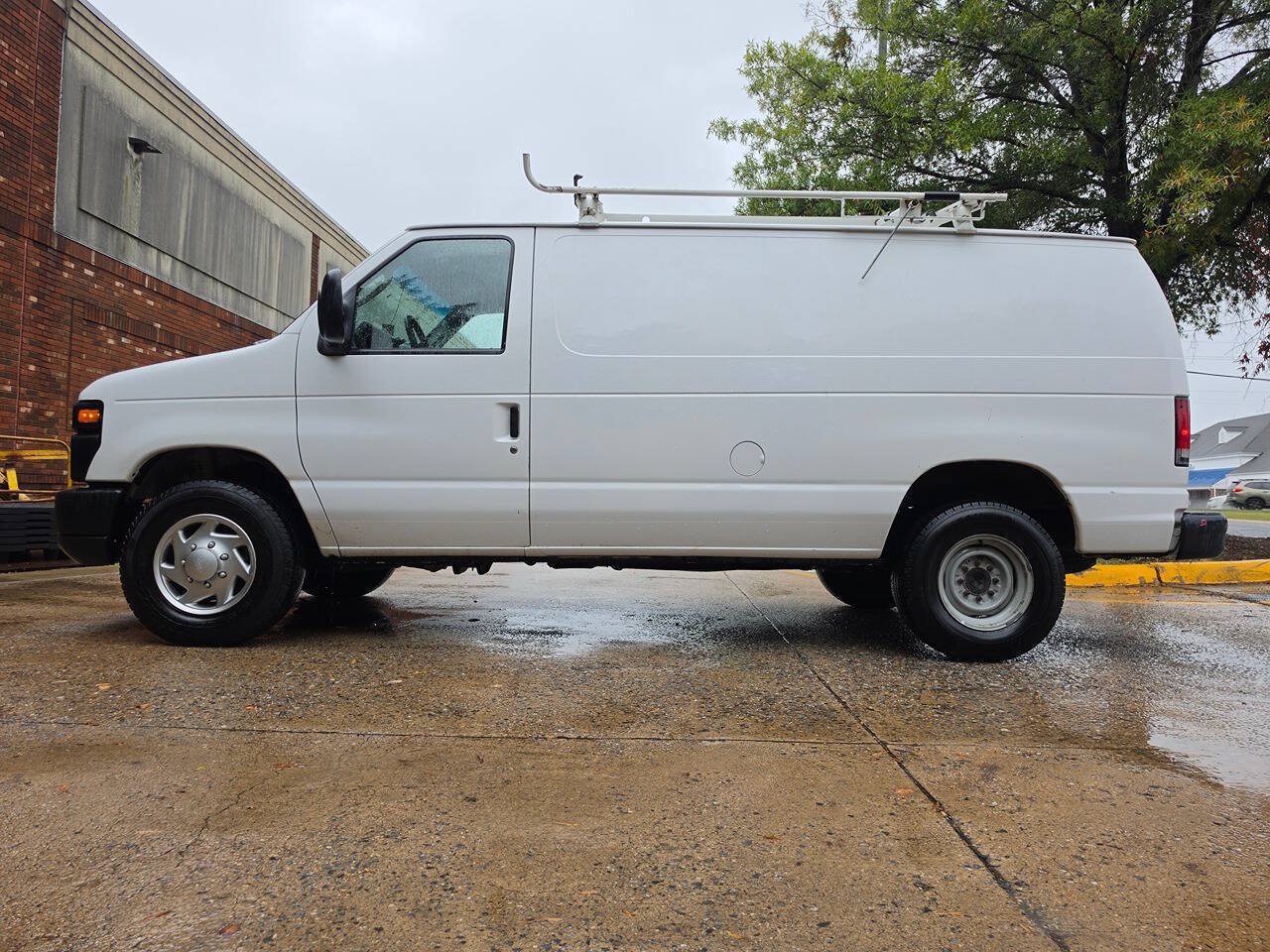 Used 2014 Ford E-350 and Econoline 350 Super Duty RWD image 2