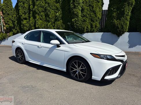 Used 2024 Toyota Camry SE w/ Cold Weather Package AWD/4WD image 1