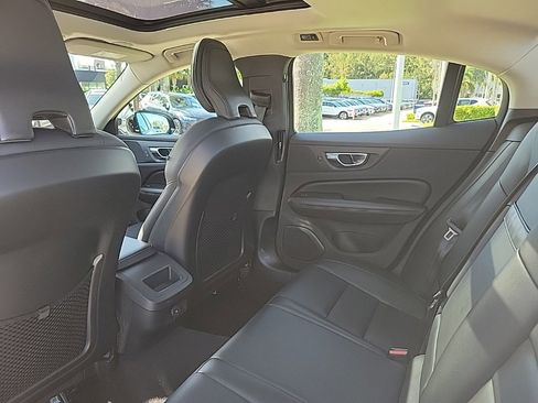 Used 2022 Volvo S60 B5 Momentum w/ Premium Package image 8