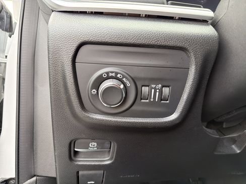 Used 2023 Jeep Grand Cherokee Laredo image 16