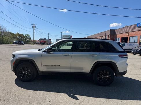 New 2026 Jeep Grand Cherokee Altitude AWD/4WD image 2