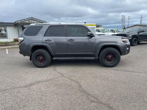 Used 2018 Toyota 4Runner SR5 Premium image 2