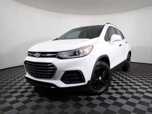 Used 2018 Chevrolet Trax LT w/ LT Convenience Package FWD image 2