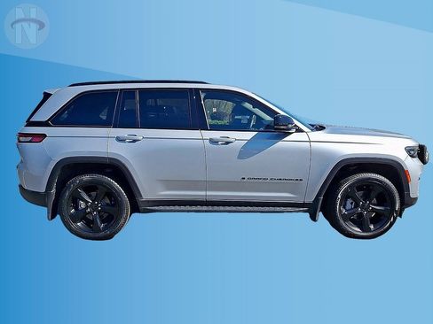 Used 2024 Jeep Grand Cherokee Limited w/ Luxury Tech Group II AWD/4WD image 9